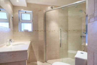 twin-private-bathroom-surfcamp